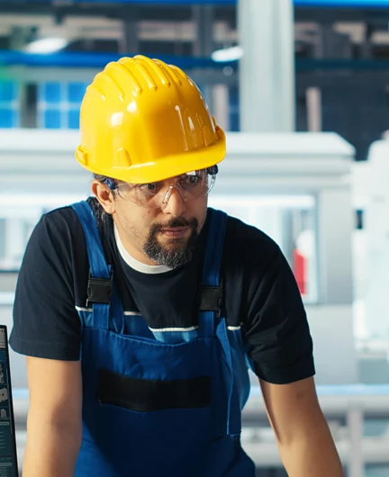 3e96b2b8-f3bd-48f1-a8f6-aeba9500fbd3-photovoltaics-factory-manager-delegating-tasks-employee.jpg